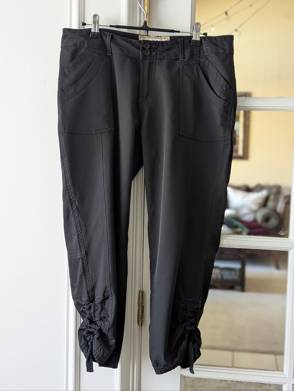 Aventura Capris Size 8 Black